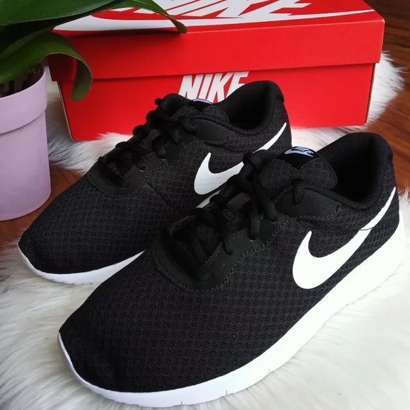 Nike black and white running women’s shoes - Picture 4 of 5